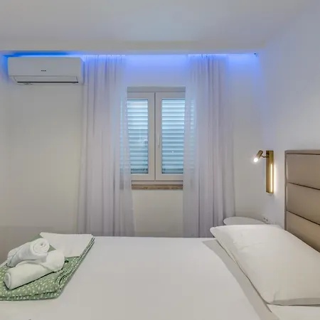 Deluxe Seaview Kennedy I *
