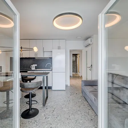 Deluxe Seaview Kennedy I