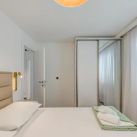 Deluxe Seaview Kennedy I *
